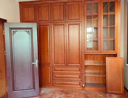 周宁中式家庭装修里定制的实木衣柜效果图